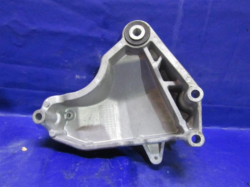 Кронштейн двигателя правый QX30 16-20 2016 Внедорожник 2.0 20PET