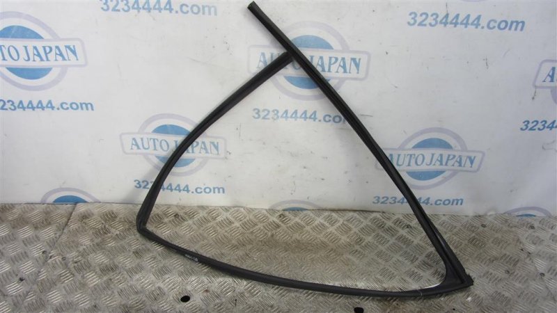 Уплотнитель стекла двери LEXUS NX 14-21 6814178010 Б/У