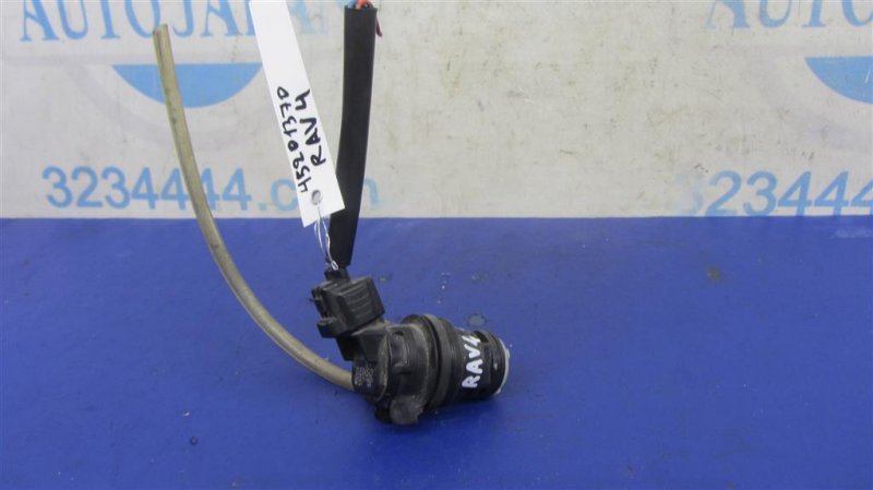 Насос омывателя стекла задний RAV4 13-19 Насос омывателя стекла задний RAV4 13-19