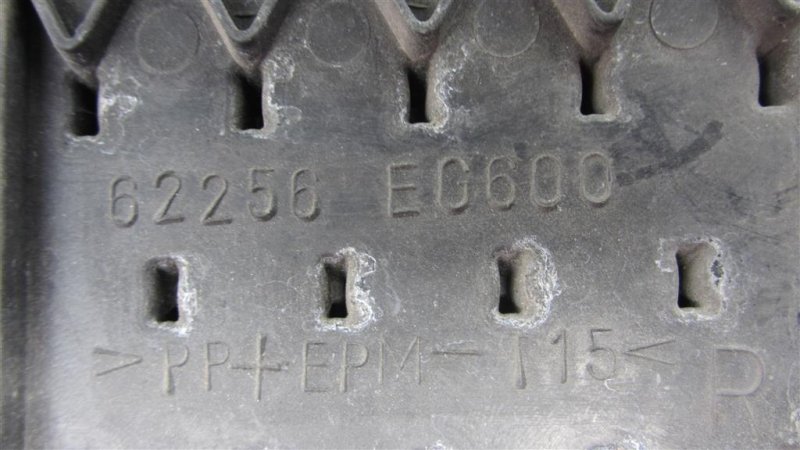 Накладка противотуманной фары правая M35/M45 04-10