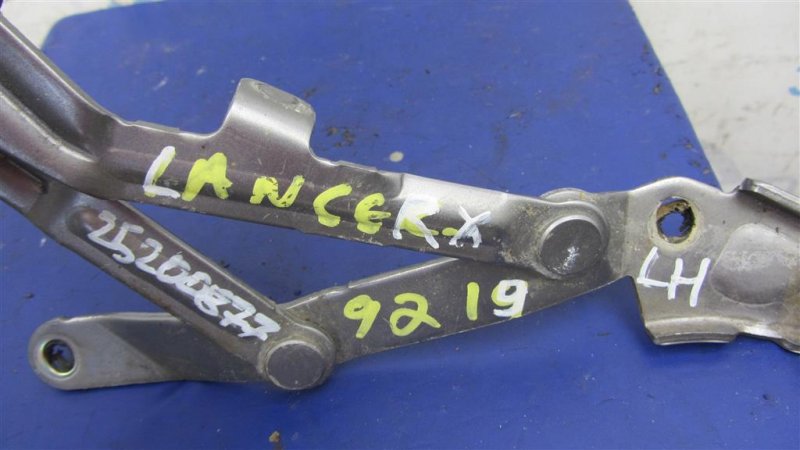 Петля крышки багажника левая LANCER X 10 07-15 2012 Седан 2.4 Петля крышки багажника левая LANCER X 10 07-15 2012 Седан 2.4