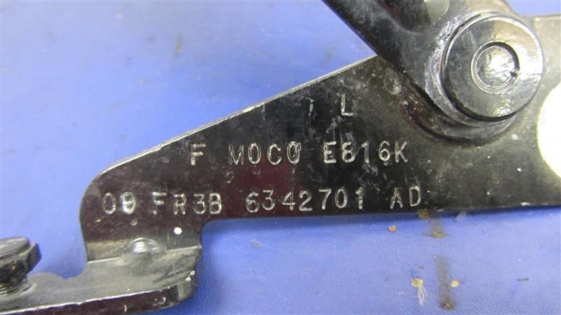 Петля крышки багажника левая MUSTANG 15- 2015 COUPE 2.3 C23HD0D