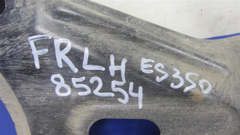 Крепление балки подвески заднее левое ES350 06-12