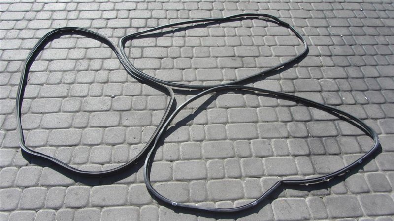 Уплотнитель двери LEXUS ES350 06-12