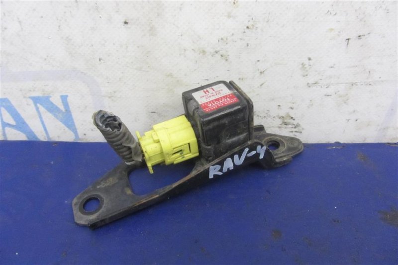 Датчик удара левый TOYOTA RAV4 00-05 89174-49095 Б/У