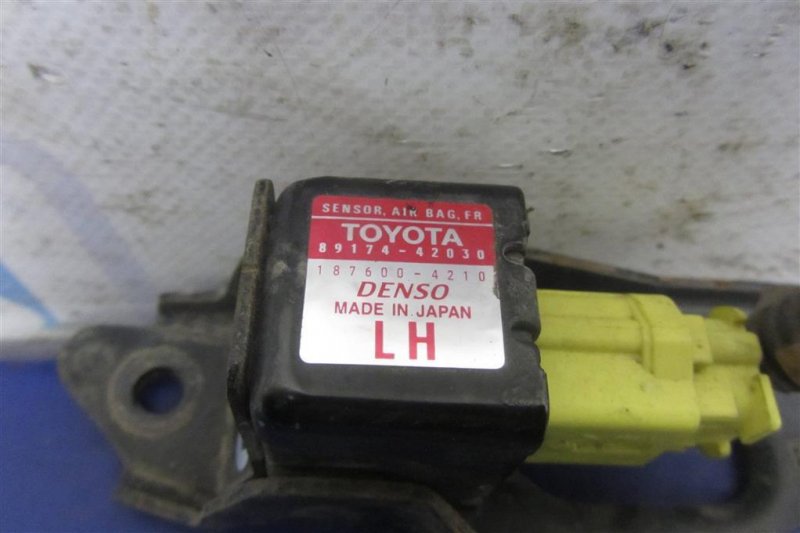 Датчик удара левый RAV4 00-05