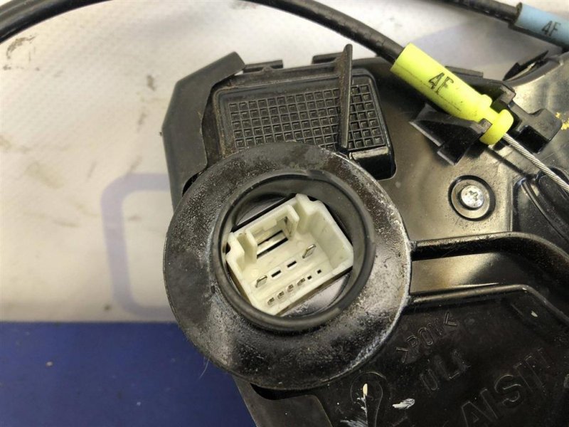 Замок двери передний левый TOYOTA COROLLA 150 06-13