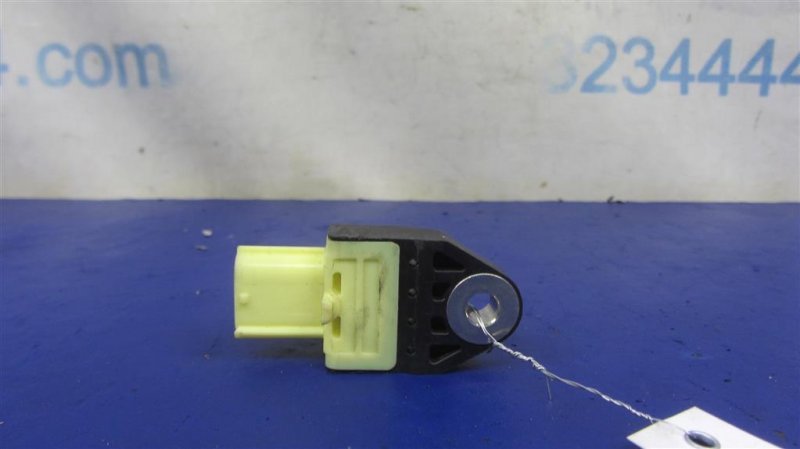 Датчик удара TOYOTA PRIUS - 30 09-17 Датчик удара TOYOTA PRIUS - 30 09-17
