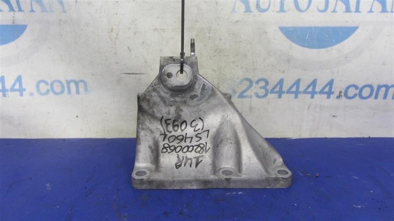 Кронштейн двигателя левый LEXUS LS460 06-12 2006 Седан 4.6 12302-38170 Б/У