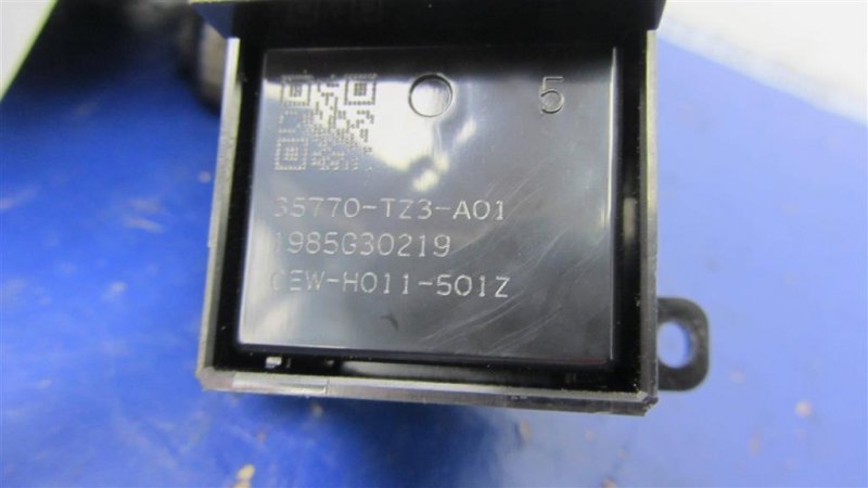 Кнопка стеклоподъемника задняя правая TLX 17-20 Кнопка стеклоподъемника задняя правая TLX 17-20