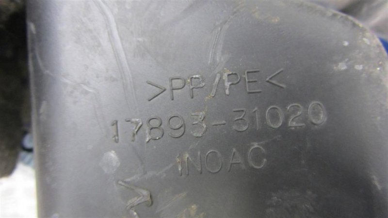 Патрубок воздушного фильтра IS250/350 05-13