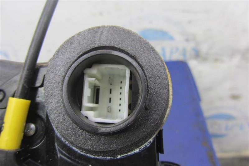 Замок двери задний левый COROLLA 150 06-13