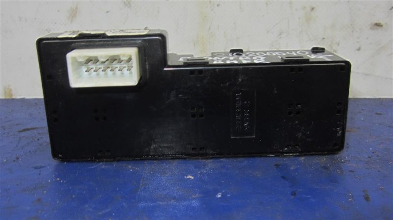 Кнопка стеклоподъемника передняя правая HYUNDAI ELANTRA AD 16- Седан 2.0