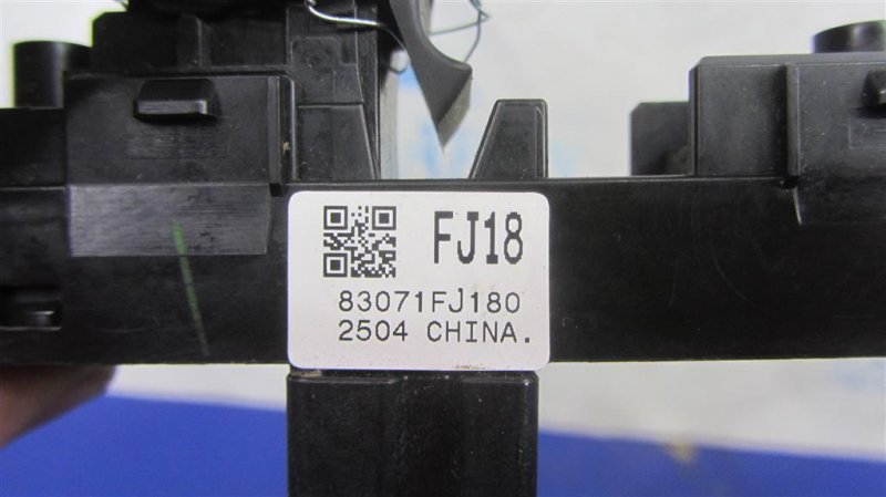 Кнопка стеклоподъемника задняя IMPREZA 11-17