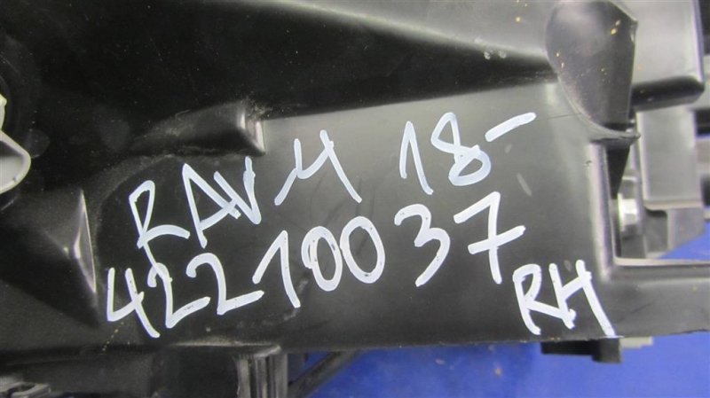 Фара передняя правая RAV4 18-