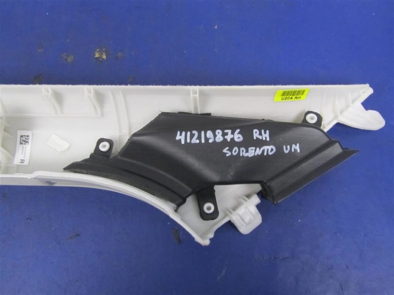 Накладка стойки лобового стекла SORENTO UM 14-