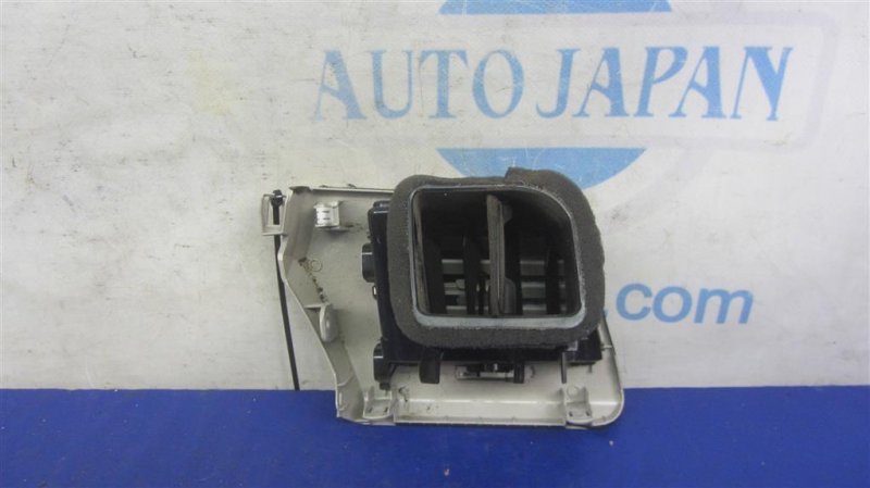 Дефлектор воздушный правый NISSAN LEAF 10-17