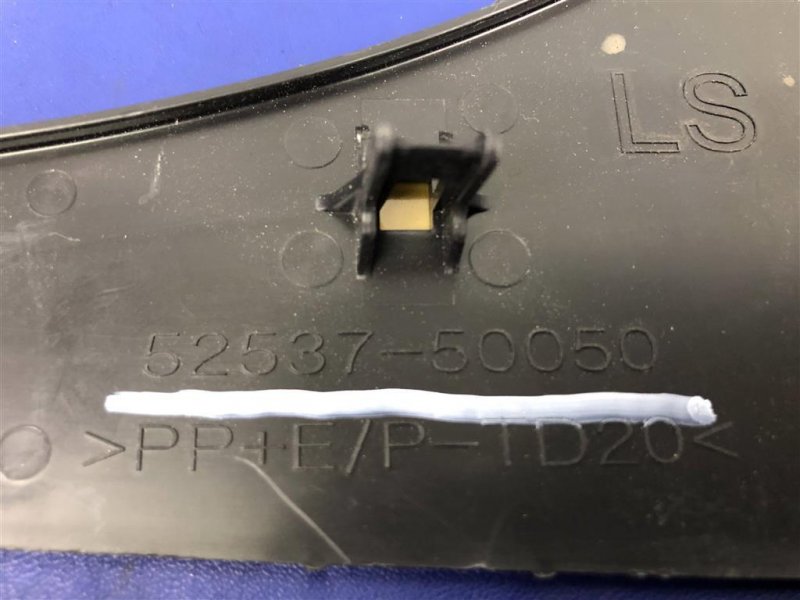 Кронштейн переднего бампера передний правый LS500 18-