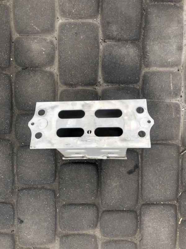 Кронштейн усилителя переднего бампера LS460 06-12