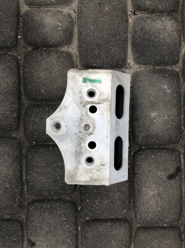 Кронштейн усилителя переднего бампера LS460 06-12