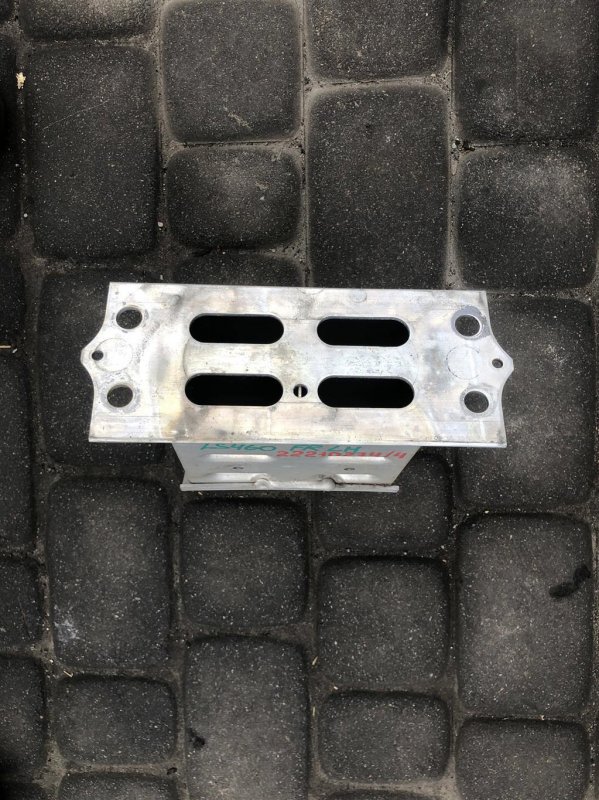 Кронштейн усилителя переднего бампера LS460 06-12