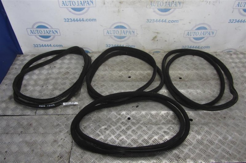 Запчасть уплотнитель двери MERCEDES S-CLASS W221 06-13 Б/У Уплотнитель двери MERCEDES S-CLASS W221 06-13 Б/У