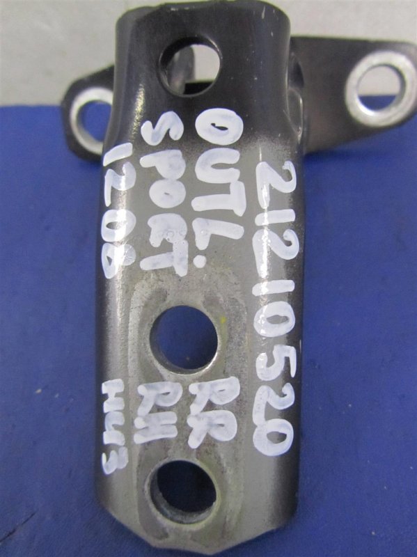 Петля двери нижняя задняя правая ASX / OUTLANDER SPORT 10-21 2011 Внедорожник 2.0 Петля двери нижняя задняя правая ASX / OUTLANDER SPORT 10-21 2011 Внедорожник 2.0