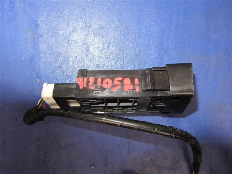 Кнопка стояночного тормоза PRIUS - 30 09-17 2013 ZVW30 1.8 2ZRFXE