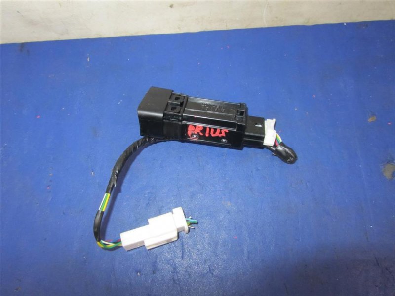 Кнопка стояночного тормоза TOYOTA PRIUS - 30 09-17 ZVW30 1.8 2ZRFXE