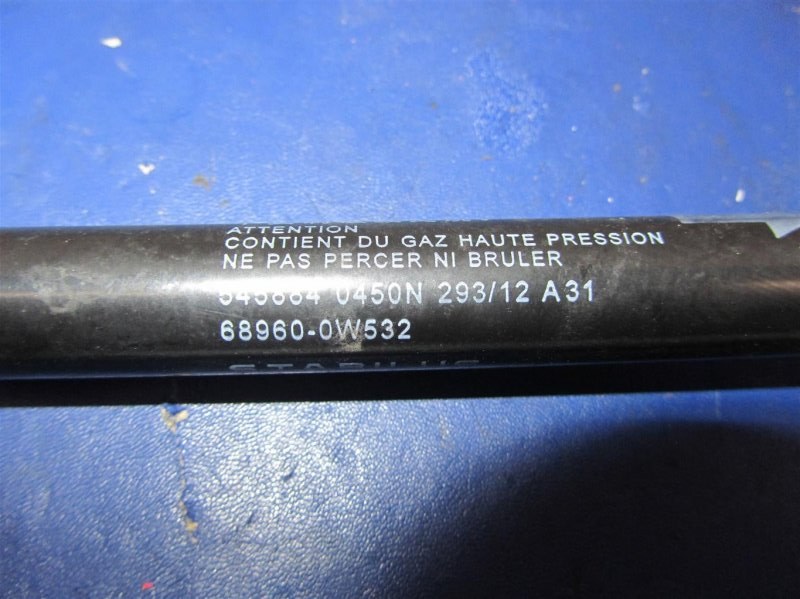 Амортизатор крышки багажника левый TOYOTA PRIUS - 30 09-17 ZVW30 1.8 2ZRFXE