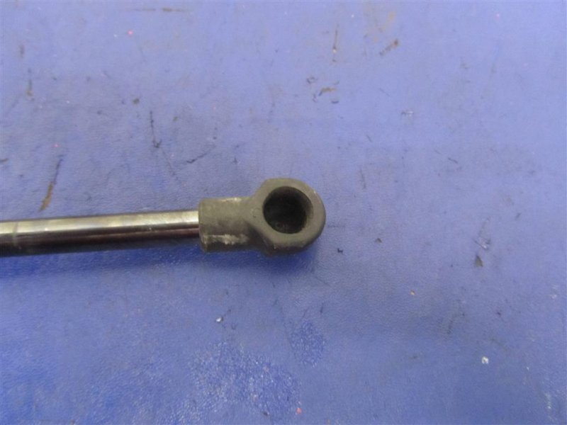 Амортизатор крышки багажника правый PRIUS - 30 09-17 2013 ZVW30 1.8 2ZRFXE