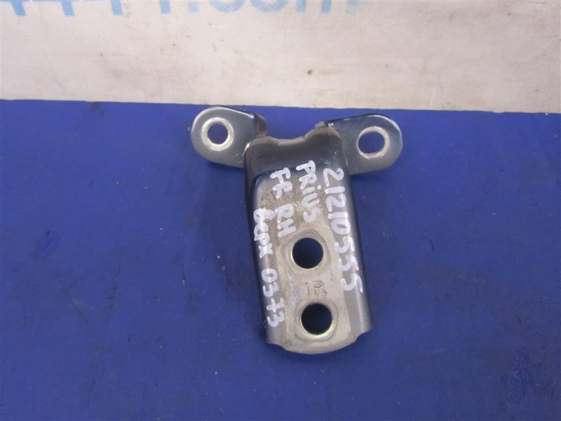 Петля двери верхняя передняя правая TOYOTA PRIUS - 30 09-17 2013 ZVW30 1.8 2ZRFXE 68710-12151 Б/У