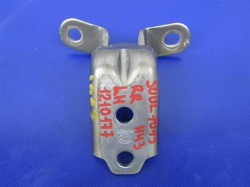 Запчасть петля двери нижняя задняя левая KIA SOUL PS 13-19 2014 PS 2.0 79310-3K000 Б/У Петля двери нижняя задняя левая KIA SOUL PS 13-19 2014 PS 2.0 79310-3K000 Б/У