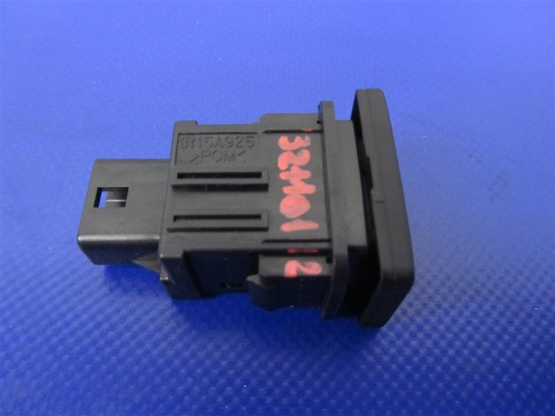 Кнопка открывания бензобака CT200 11-17 2012 Хетчбек 1.8