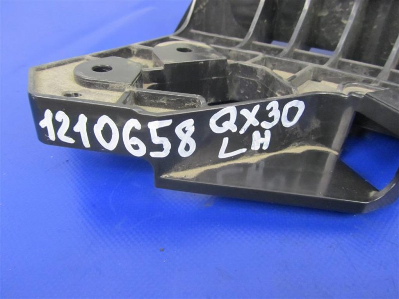 Кронштейн переднего бампера (под фарой) передний левый QX30 16-20