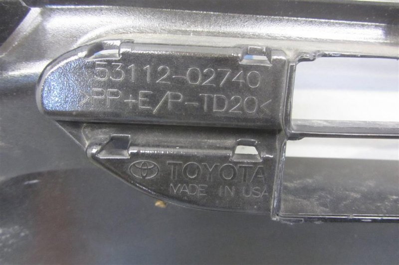 Решетка переднего бампера COROLLA E170 13-19