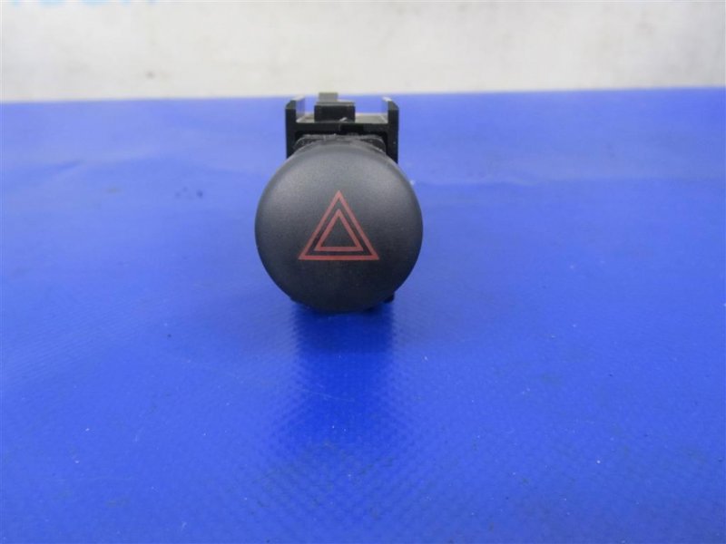 Кнопка аварийной сигнализации TOYOTA MATRIX 02-08 2002 ZZE132 1.8L 1ZZ-FE 84332-01070 Б/У