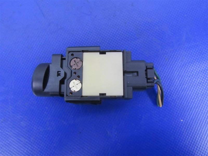 Кнопка обогрева заднего стекла TOYOTA MATRIX 02-08 ZZE132 1.8L 1ZZ-FE