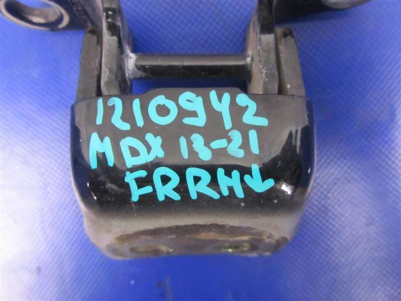 Петля двери нижняя передняя правая MDX (YD3) 13-21 YD3