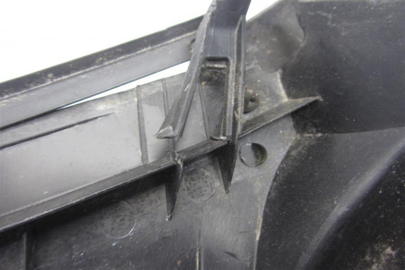 Пластик под лобовое стекло / Жабо CAMRY 50 12-15