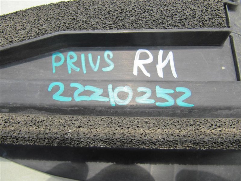 Дефлектор радиатора правый PRIUS - 30 09-17