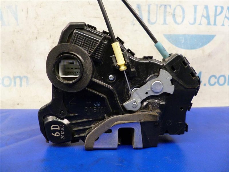 Замок двери передний левый LEXUS CT200 11-17 Хетчбек 1.8