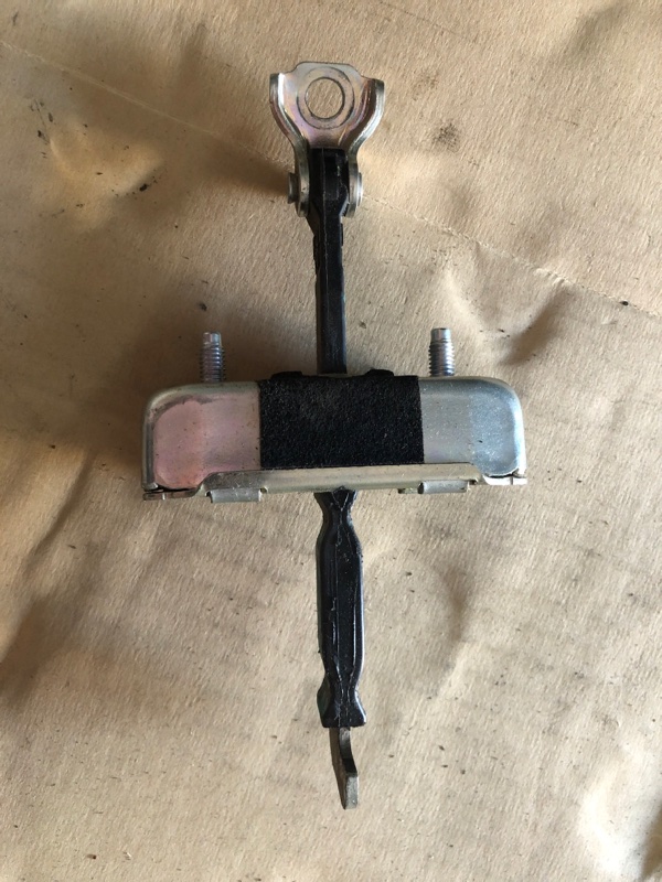 Ограничитель двери передний левый TOYOTA AURIS 06-12 68610-12190 Б/У