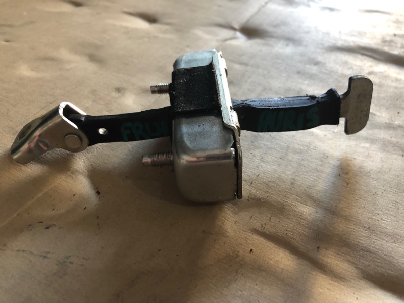 Ограничитель двери передний левый TOYOTA AURIS 06-12