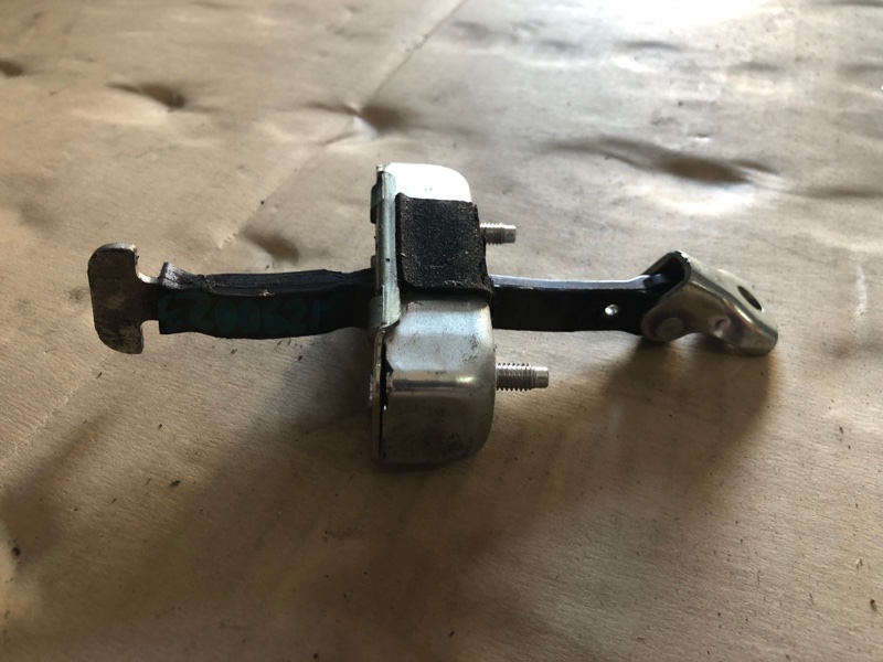 Ограничитель двери передний левый AURIS 06-12