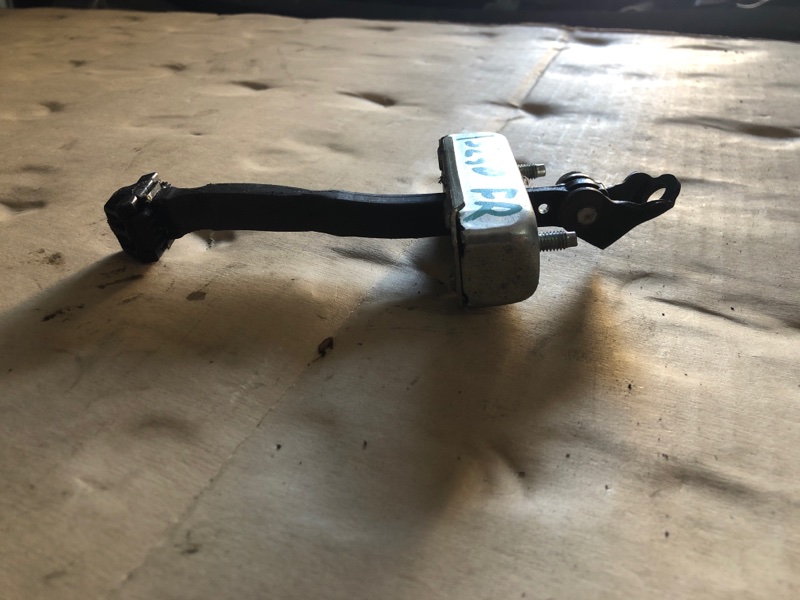 Ограничитель двери передний правый IS250/350 05-13 2010 Седан 2.5