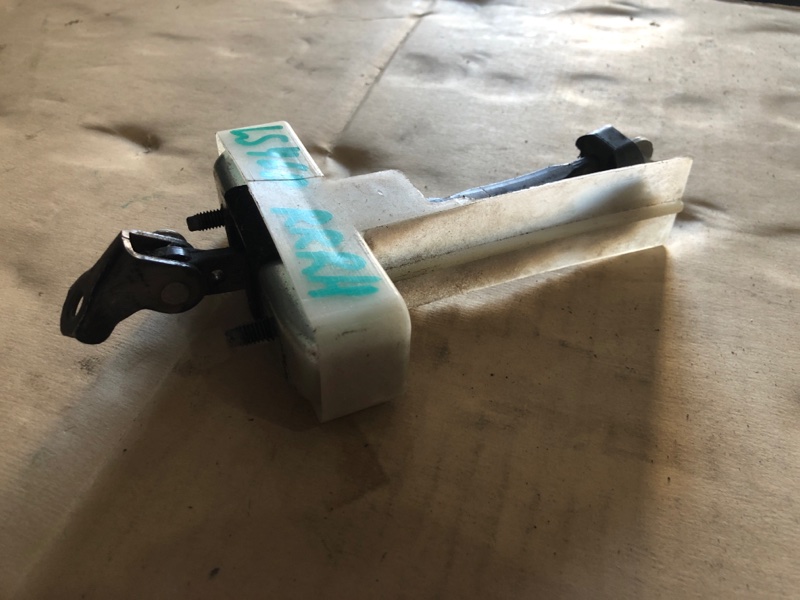 Ограничитель двери задний правый LS460 06-12