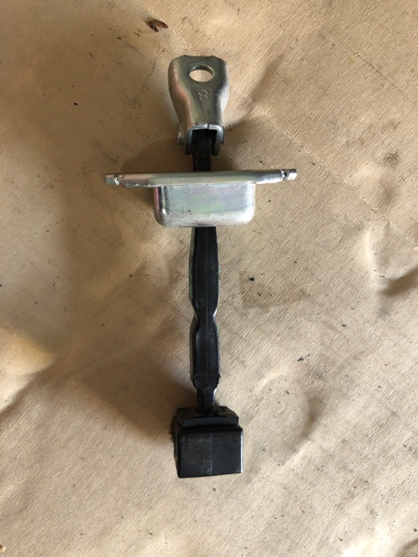 Запчасть ограничитель двери передний левый MITSUBISHI OUTLANDER XL 05-13 5702A040 Б/У Ограничитель двери передний левый MITSUBISHI OUTLANDER XL 05-13 5702A040 Б/У