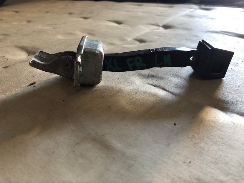 Ограничитель двери передний левый MITSUBISHI OUTLANDER XL 05-13 Ограничитель двери передний левый MITSUBISHI OUTLANDER XL 05-13