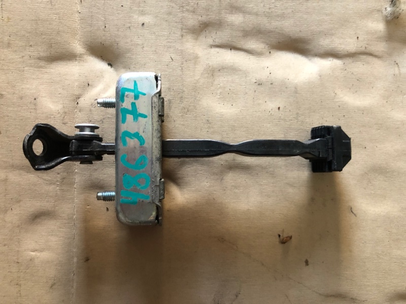 Ограничитель двери задний левый LEXUS IS250/350 05-13 68640-53020 Б/У